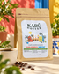 Café Colombia Decaf Karü Coffee con taza y fondo coral, azul, amarillo y verde