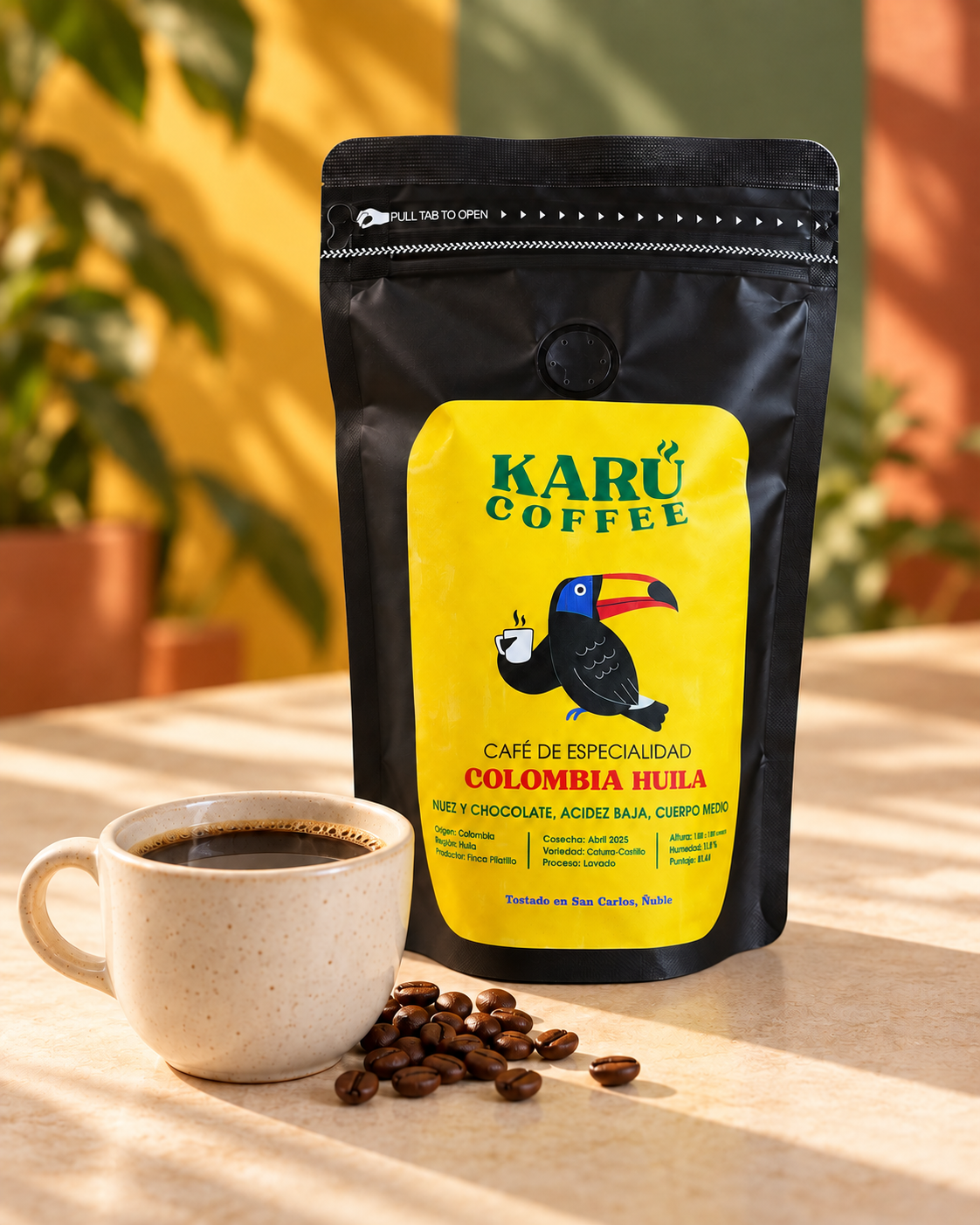 Café Colombia Huila Karü Coffee con taza de café y fondo de colores